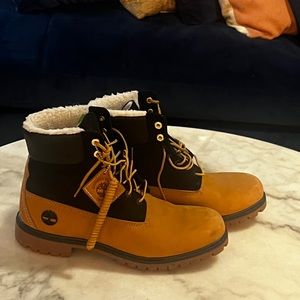 Timberland 6" Premium Boot
Shearling Wheat Black
